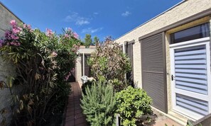 Property grounds - 3-room Villa, Sleeps 4, Port Leucate. Ref: 6gin_22 (Leucate)