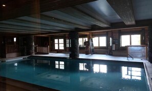 Kolam renang outdoor dan sebuah kolam renang air hangat