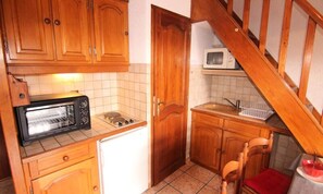 Een microgolfoven, een oven, een koffiezetapparaat/waterkoker