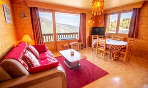 Living area - Apartments for 4 People (Les Allues)