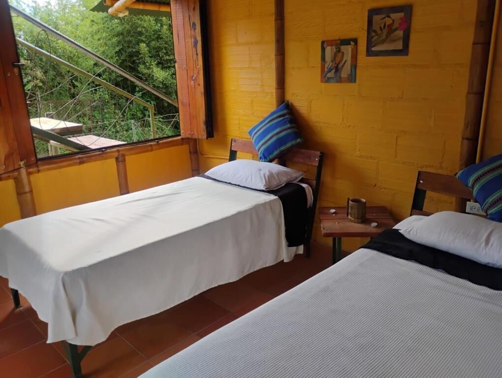 Màn/rèm cản sáng, bàn ủi/dụng cụ ủi quần áo 