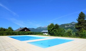 Outdoor pool - South-facing Apartment With Mountain Views, Ski-in/ski-out Access (Notre-Dame-de-Bellecombe)