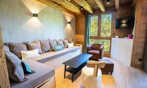 Living area - Apartment in Meribel With Ski-in/ski-out (Les Allues)