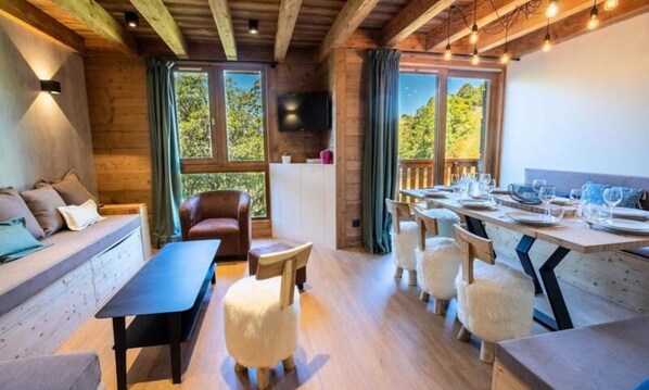 Living area - Apartment in Meribel With Ski-in/ski-out (Les Allues)