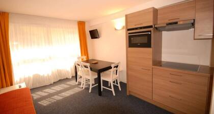 2 Rooms for 8 People