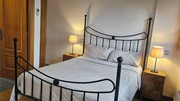 4 slaapkamers, een strijkplank/strijkijzer, internet, beddengoed