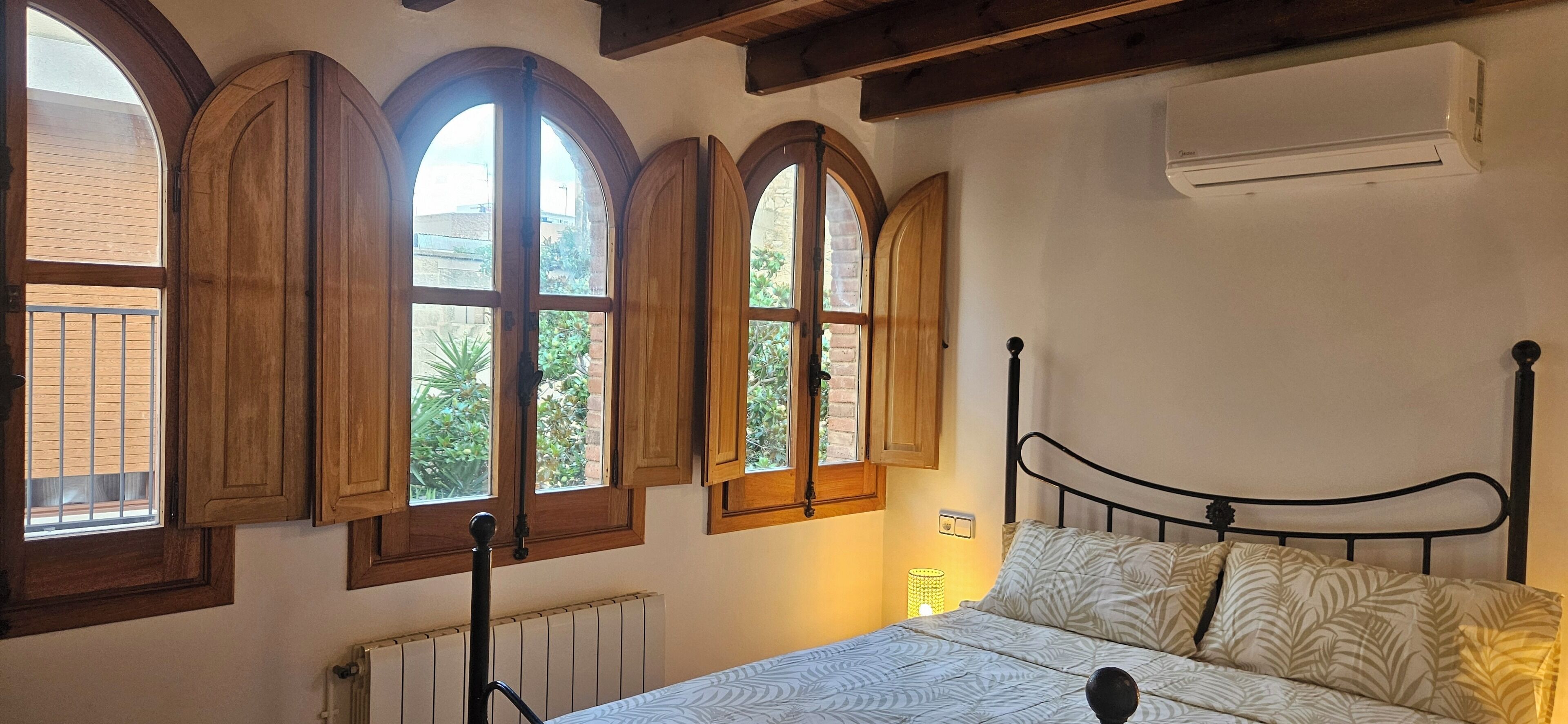 Een strijkplank/strijkijzer, internet, beddengoed