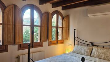 Een strijkplank/strijkijzer, internet, beddengoed