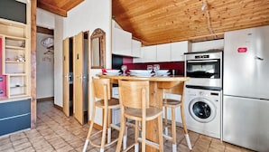 Coffee/tea maker, fridge, microwave, oven - Apartment in Village With Mountain Views (Araches-la-Frasse)