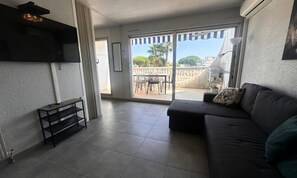 Living area - Apartment in Port Camargue Near Beach (Le Grau-Du-Roi)