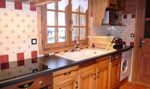 Fridge, microwave, oven, dishwasher - Apartment in Grand-bornand With Jacuzzi (Le Grand-Bornand)