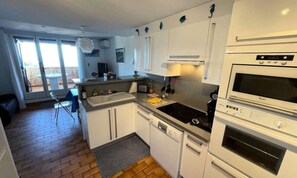 Fridge, microwave, oven, dishwasher - Apartments for 4 People (Le Lavandou)