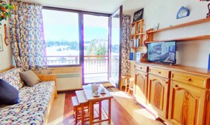 Living area - Apartment Near Slopes With Mountain Views (Hauteluce)
