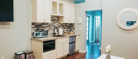 Een microgolfoven, een oven, een kookplaat