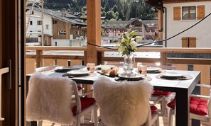 Outdoor dining - Luxury Apartment, Cozy Feel, Large Terrace (Les Gets)