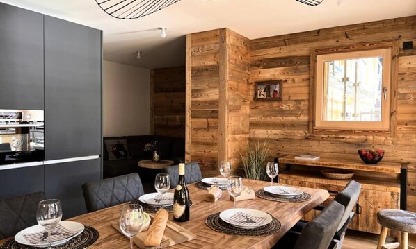 Dining - Luxury Apartment, Cozy Feel, Large Terrace (Les Gets)