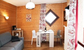 Living area - Apartment in Orres Near Ski Slopes (Les Orres)