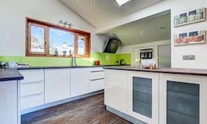 Fridge, microwave, oven, dishwasher - Chalet Le Meleze: 6 Bedrooms for 10/12 People (Morzine)