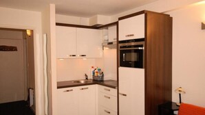Lò vi sóng, máy rửa bát, dụng cụ nấu nướng/bát dĩa/dao nĩa 
