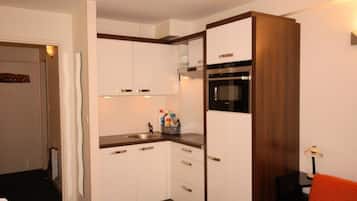 Microwave, dishwasher, cookware/dishes/utensils