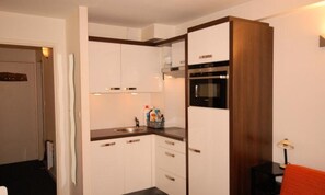 Microwave, dishwasher, cookware/dishes/utensils - Studio for 4 People (Eaux-Bonnes)