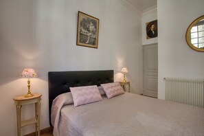 3 habitaciones, tabla de planchar con plancha, internet y ropa de cama 