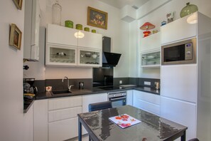 Microwave, oven, stovetop, dishwasher - Josephine apartment in the medieval city (Sarlat-la-Canéda)