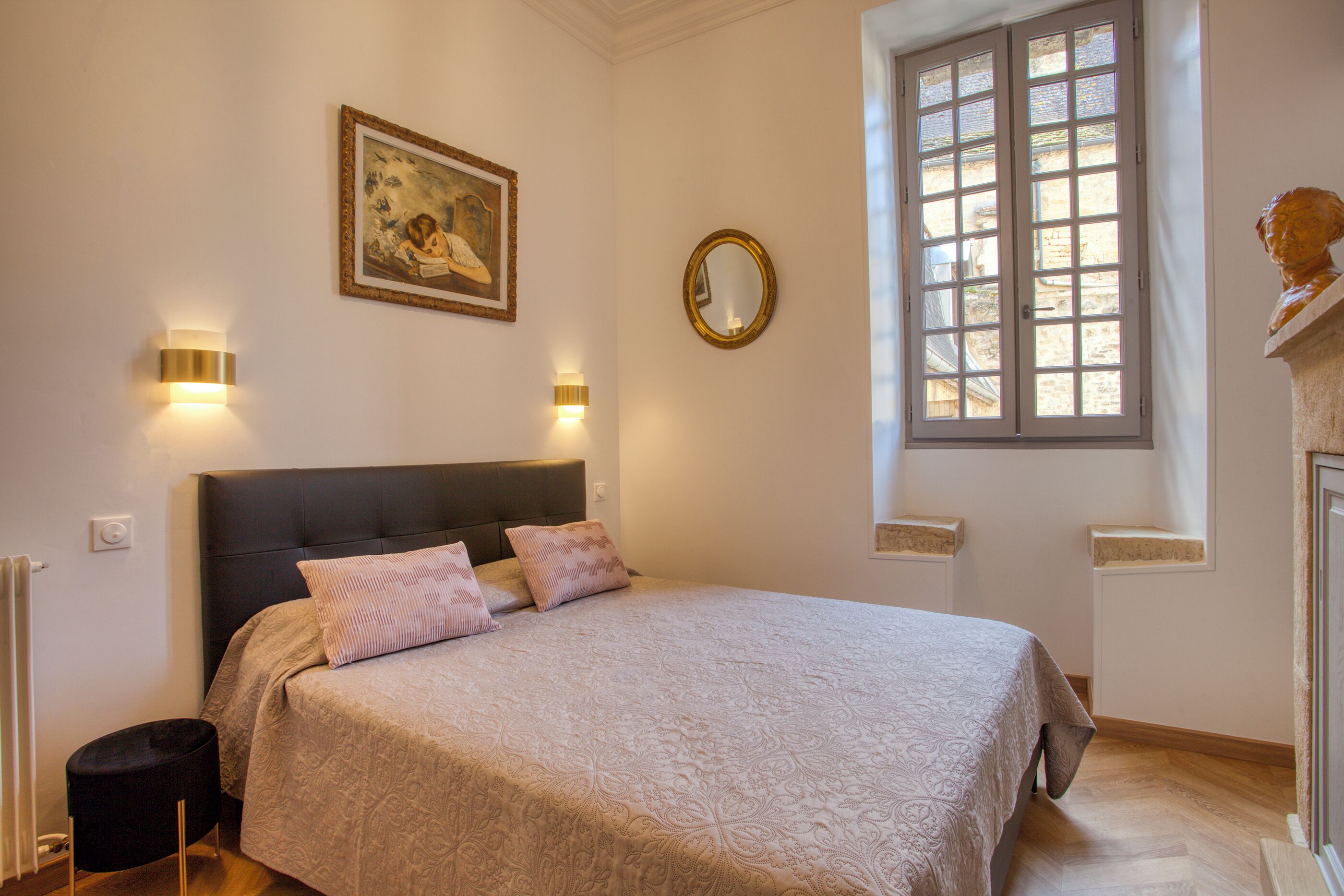 3 bedrooms, iron/ironing board, internet, bed sheets