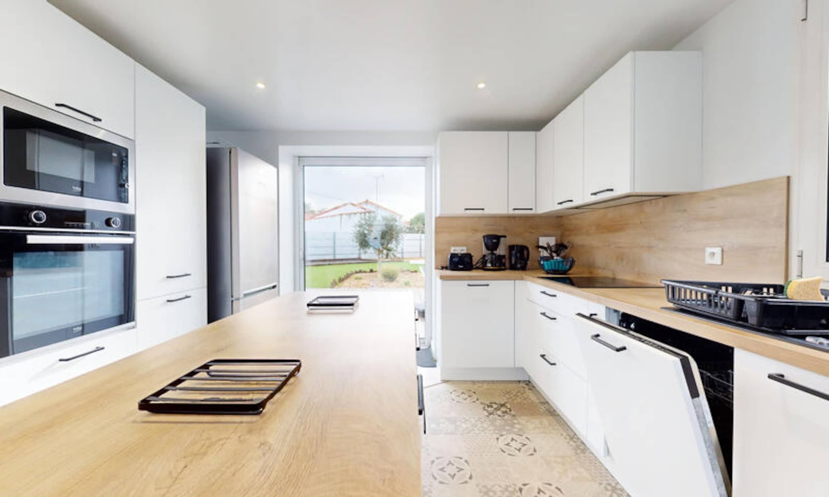 Fridge, microwave, oven, coffee/tea maker