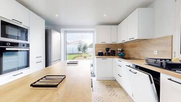 Fridge, microwave, oven, coffee/tea maker