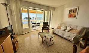 Living area - Apartments for 4 People (Le Grau-Du-Roi)