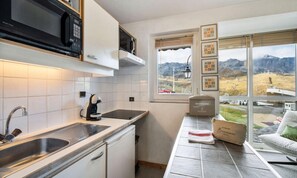 Apartment | Private kitchen - Eskival 103 (Les Belleville)
