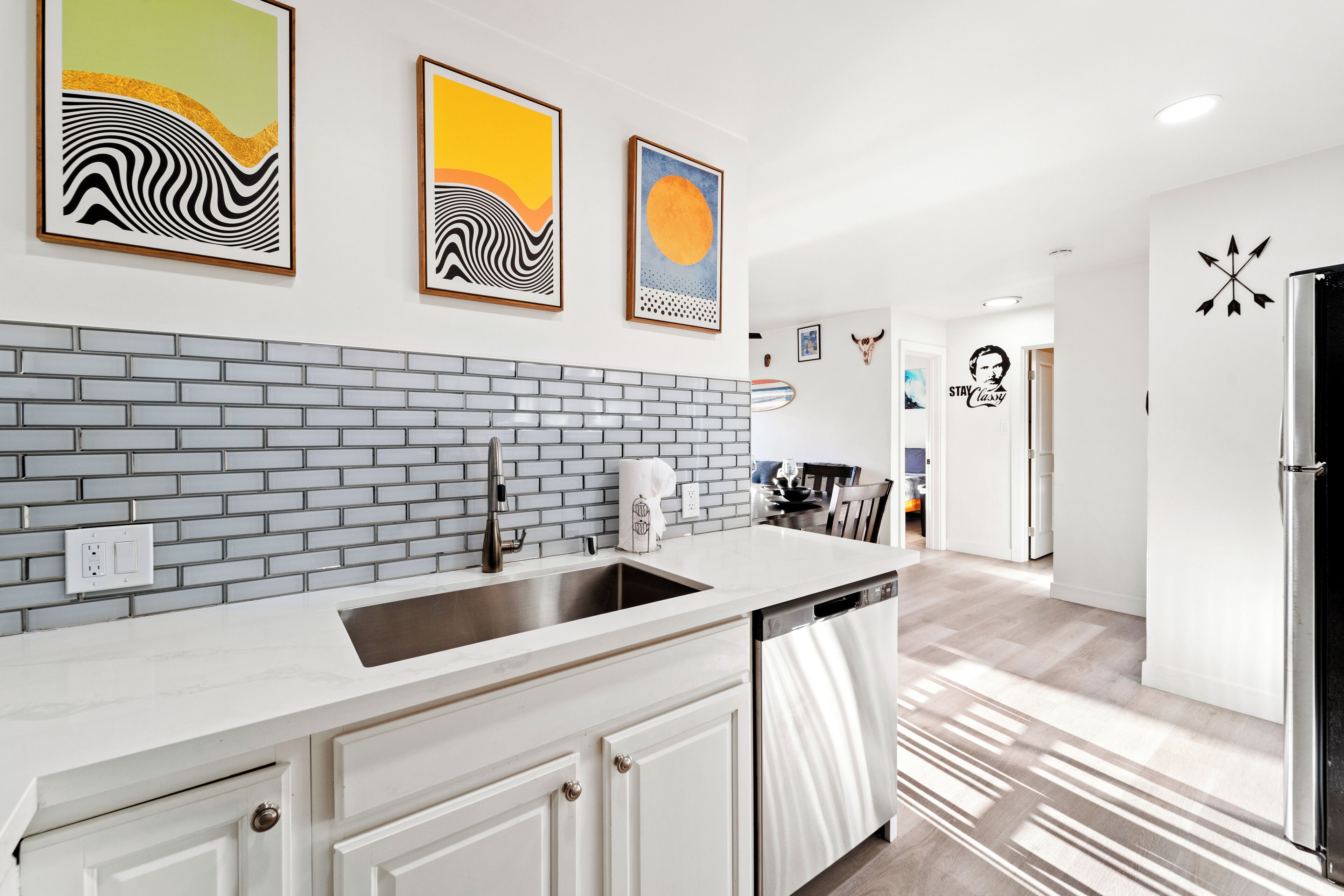 Luxury Single Room, 1 Queen Bed | Private kitchen | Full-size fridge, microwave, oven, stovetop