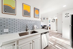 Refrigerador con freezer, microondas, horno, placa de cocina