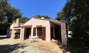 Outdoor dining - 101 - Lovely Family Villa in a Quiet, Residential Area (Soulac-sur-Mer)