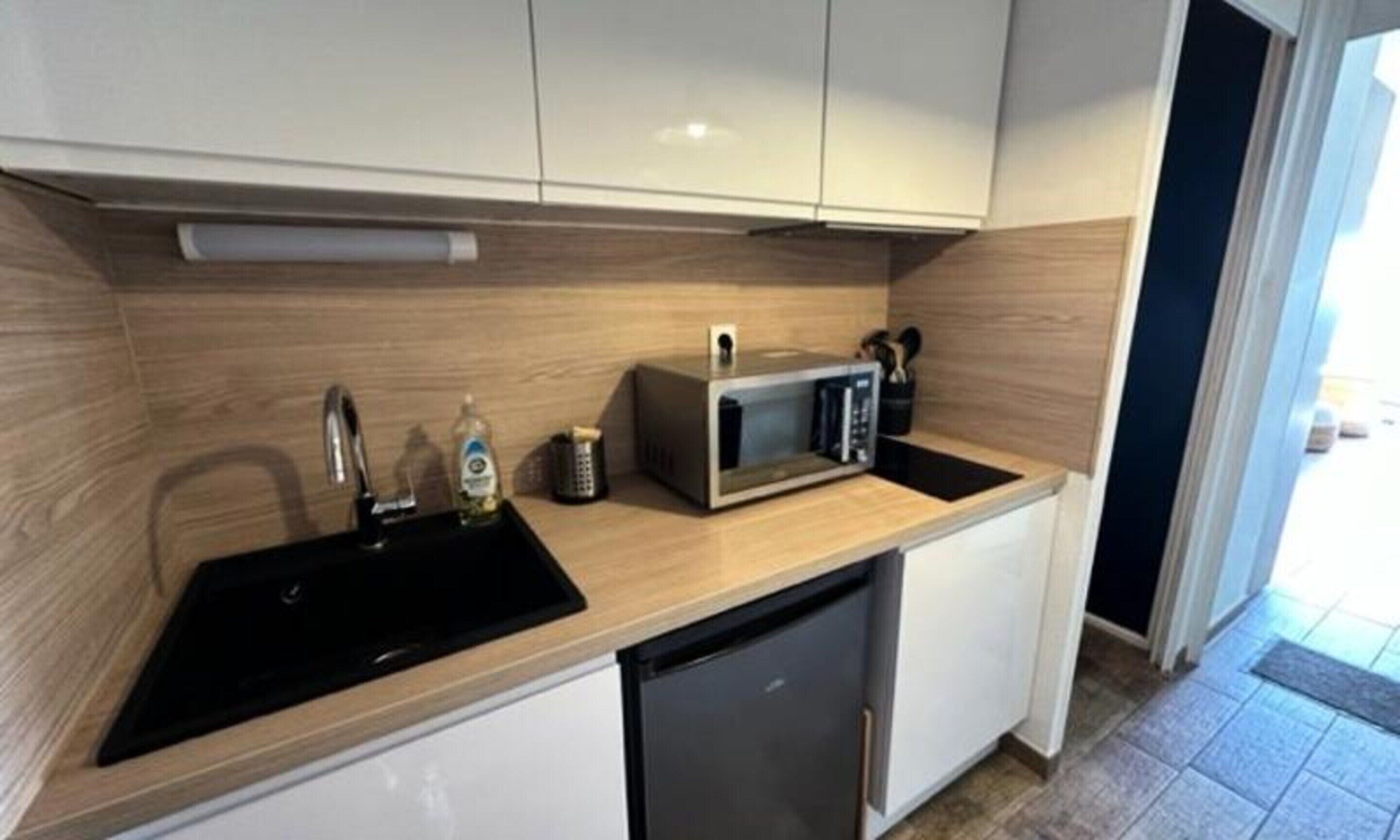 Fridge, cookware/dishes/utensils
