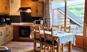 Microwave, cookware/dishes/utensils - Bright Apartment With Stunning Views (Les Gets)