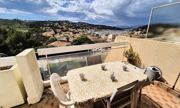 Outdoor dining - Apartment in Port Soleil With Sea View (Saint-Mandrier-sur-Mer)
