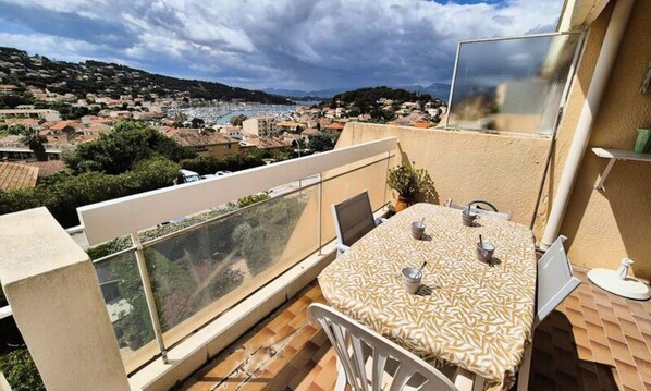 Outdoor dining - Apartment in Port Soleil With Sea View (Saint-Mandrier-sur-Mer)