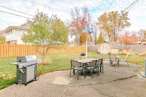 Outdoor dining - Central Mentor | 5 Beds | Fenced Yard (Mentor)