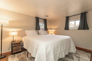 4 bedrooms, desk, iron/ironing board, WiFi - Central Mentor | 5 Beds | 2 Bath | Fenced Yard (Mentor)