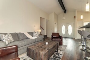 TV, offices - Central Mentor | 5 Beds | 2 Bath | Fenced Yard (Mentor)