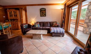 Living area - Apartments for 6 People (Les Allues)
