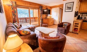 Living area - Apartments for 6 People (Les Allues)