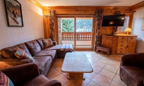 Living area - Apartments for 6 People (Les Allues)