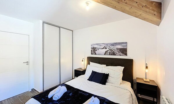 Muebles diferentes y ropa de cama