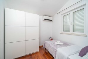 3 bedrooms, iron/ironing board, bed sheets - Apartments Isabora - Comfort Three-bedroom Apartment With Balcony and Sea View (Dubrovnik)