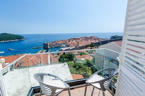 Apartment | Balcony - Apartments Isabora - Comfort Three-bedroom Apartment With Balcony and Sea View (Dubrovnik)