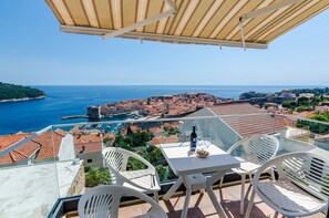 Balcony - Apartments Isabora - Comfort Three-bedroom Apartment With Balcony and Sea View (Dubrovnik)