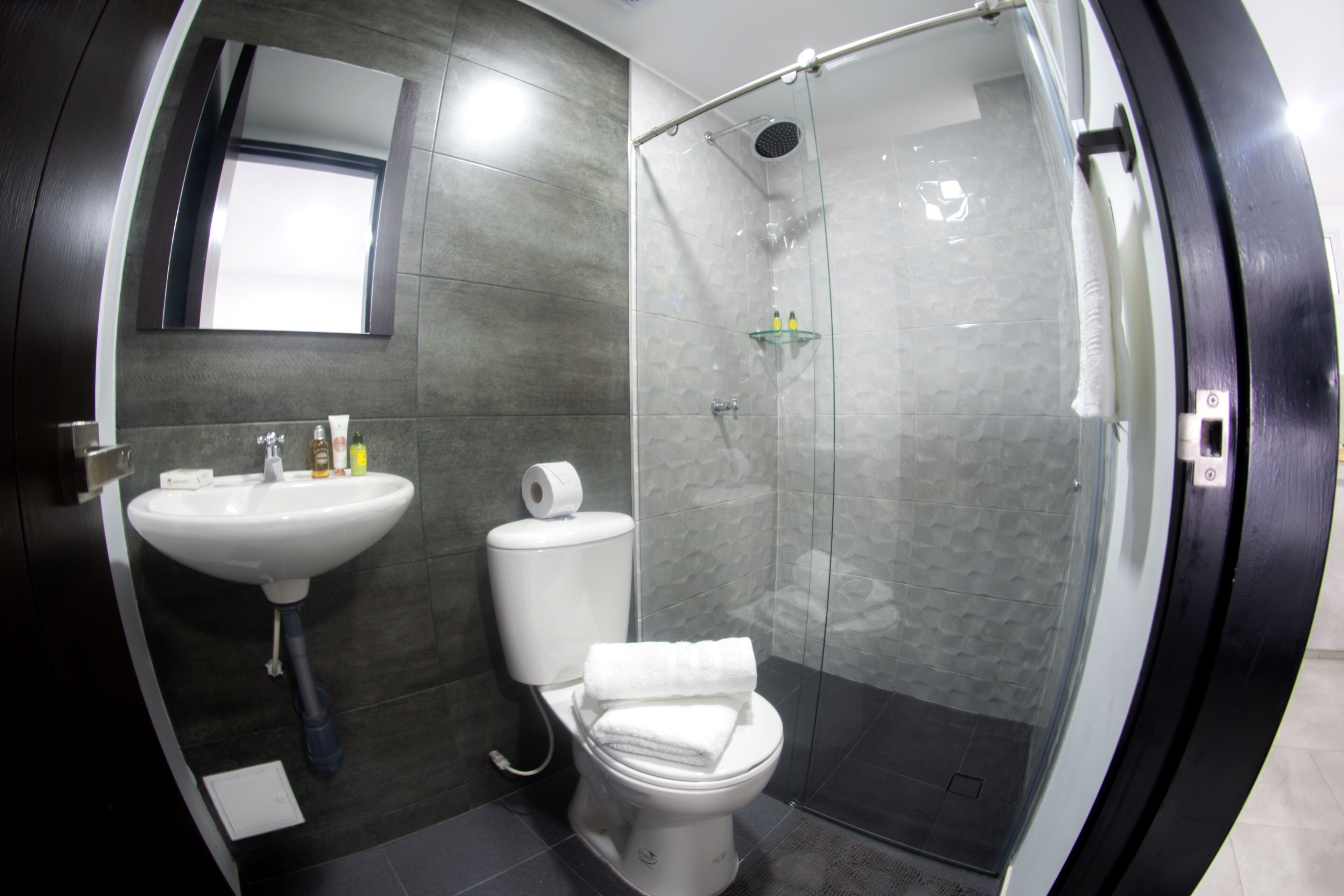 Monolocale familiare, 1 camera da letto, aria condizionata, vista città | Bagno | Doccia, asciugamani, sapone, shampoo